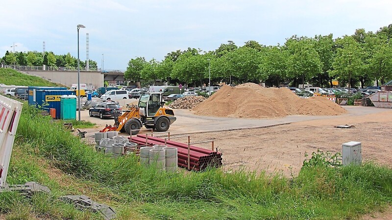 Die Fläche, auf der das Parkhaus am Unteren Wöhrd gebaut werden soll. Welche Dimensionen es haben wird, das wurde am Donnerstag im Stadtrat nicht ersichtlich. Eine Visualisierung sei nicht verfügbar, teilte das Stadtwerk auf Anfrage mit.