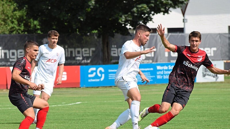 Lange ließ der TB Roding (dunkles Trikot) den Gast aus Hauzenberg nicht zur Entfaltung kommen. Nach einem Eckball in der 82. Minute kassierten die TBler dann doch das entscheidende 0:1.