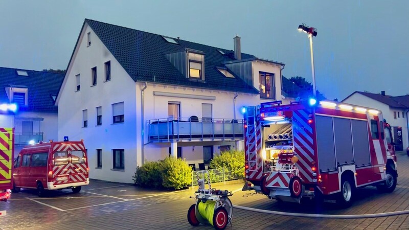 Bei einem Mehrfamilienhaus im Ort drohte Wasser ins Gebäude zu laufen.