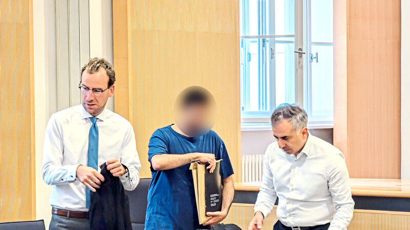 Die Rechtsanwälte Shervin Ameri (r.) und Alexander Greithaner fordern eine Bewährungsstrafe wegen "einfacher Körperverletzung", nachdem aus dem Arabischen übersetze Zeugenaussagen die Anklage entkräfteten.