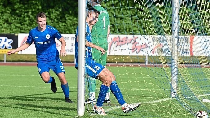 Die Bogener Alexander Sigl und Josef Fisch haben es nach dem 1:2-Anschlusstreffer gegen Landshut eilig. Jabok Schötz gelingt sogar noch der Ausgleich.