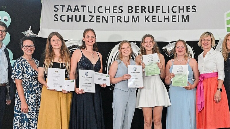 Die besten Absolventinnen und Absolventen der Berufsfachschule für Kinderpflege in Kelheim.