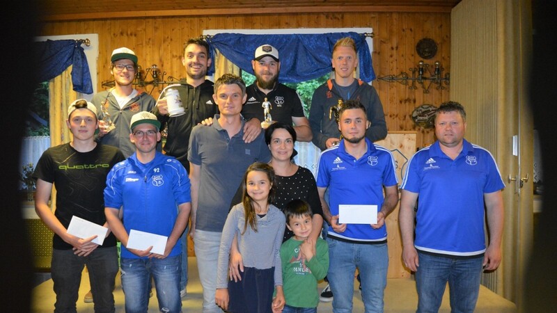 Mit Präsenten dankte der erste Vorsitzende Josef Birkeneder (r.) der Trainerfamilie Stefan Huber und den ausgezeichneten Spielern.