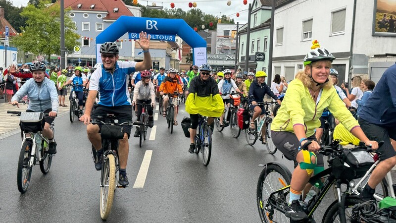 Trotz Regenwetter: Auf gehts zur 33. BR-Radltour 2024 ab Landau.