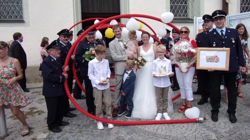 Die Feuerwehr Schwarzenberg hatte eine Schlauchspirale aufgebaut, die das Brautpaar durchschreiten musste.