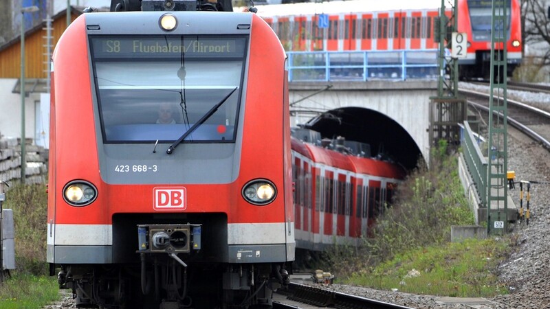 Aus München kommt man mit der S-Bahn zum Flughafen.