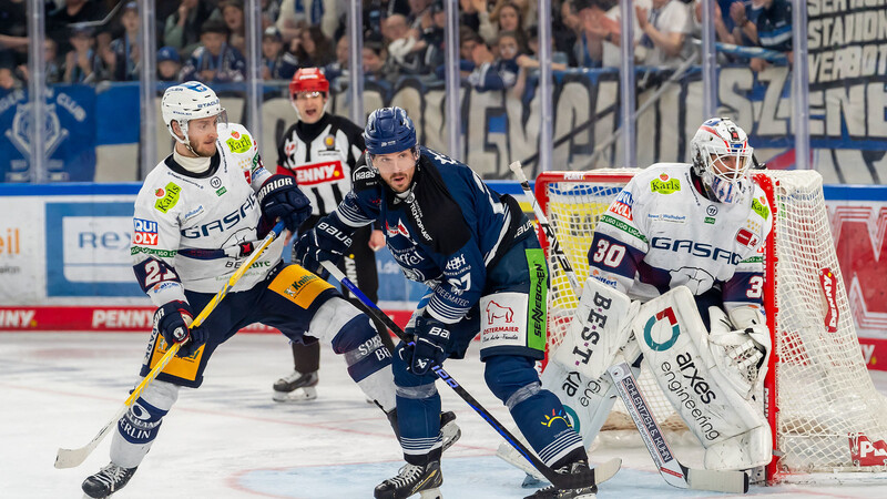 Im Podcast berichtet der frühere Tigers-Kapitän Sandro Schönberger (Mitte) auch von einer unangenehmen Ellbogenverletzung in der Playoff-Serie gegen die Eisbären Berlin.