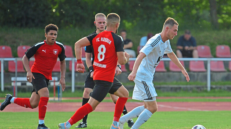 Lam (in Weiß) war lange Zeit spielbestimmend, zu einem Punkt beim FC Kosova Regensburg reichte es trotzdem nicht.