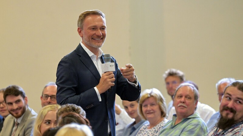 Anderthalb Stunden lang hat Bundesfinanzminister Christian Lindner in der Potsdamer Schinkelhalle die Fragen von Bürgern beantwortet.