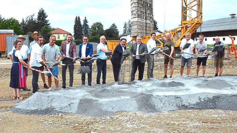 Die komplette Montessori-Vorstandschaft nahm mit den drei Landtagsabgeordneten, den Vertretern der Sparkasse Regensburg beziehungsweise der Sünchinger Baufirma Spindler sowie Mitarbeitern des Architektenbüros Querluft den Spatenstich für die neue Mittelschule vor.