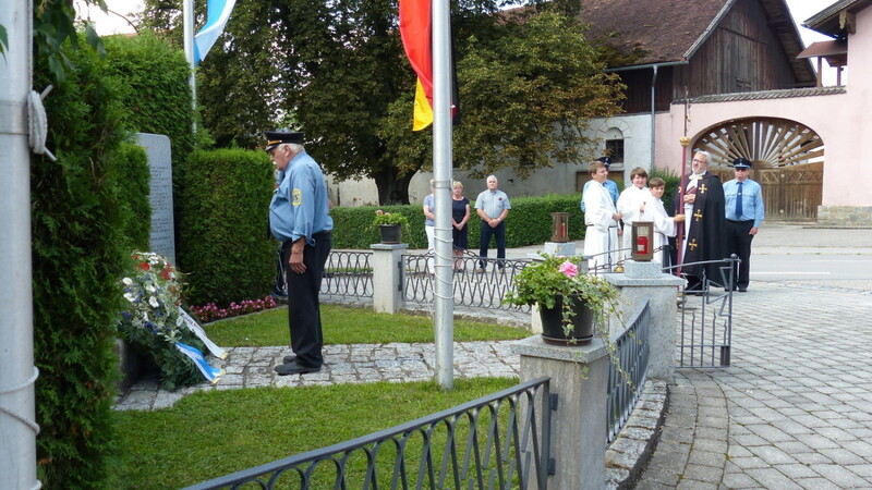 KSK-Vorsitzender Franz Gebler bei der Kranzniederlegung