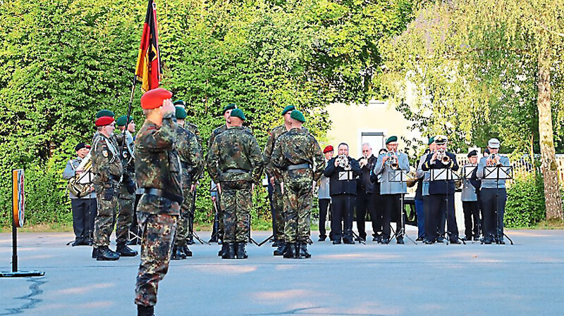 Sechs Reservedienstleistende legten stellvertretend den Eid bei der Truppenfahne ab. Das sinfonische Blasorchester vom Reservistenmusikzug gestaltete die Feierlichkeiten.