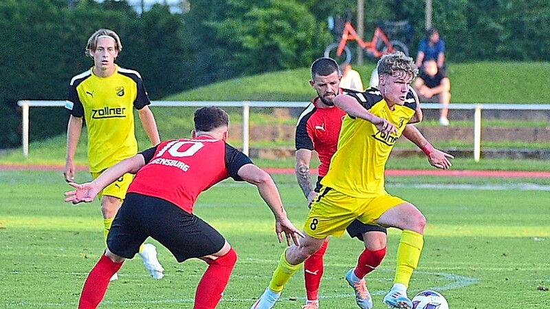 Die DJK mit Simon Sedlaczek (am Ball) kam gegen Kosova Regensburg nach leichten Anlaufschwierigkeiten ins Rollen.