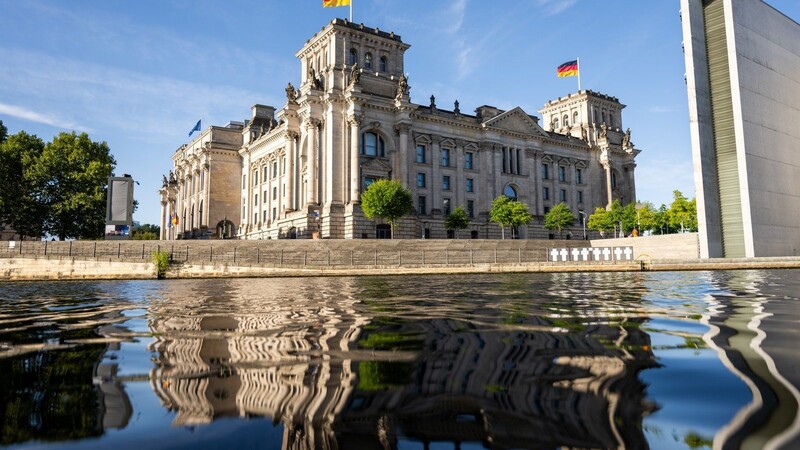 Jedem Abgeordneten steht ein gewisser Betrag für Büro und Mitarbeiter zur Verfügung.