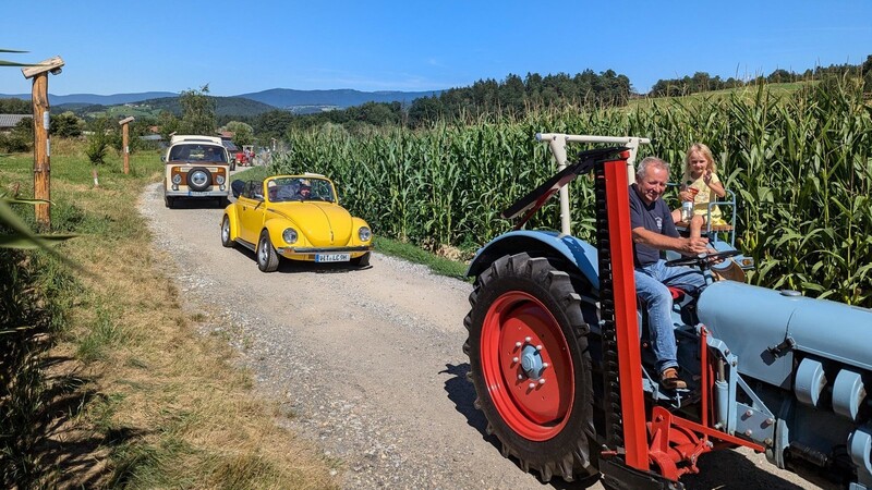 Im Konvoi durch Prackenbach: Straßen und Wege waren gefüllt von unzähligen alten Bulldogs, nostalgischen Zweirädern, Autos und Lastwagen.