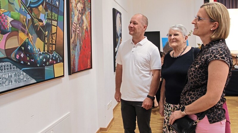 Ebenso wie faszinierte Blicke auf die Bilder gehören gute Gespräche am Büfett bei einer Vernissage dazu.