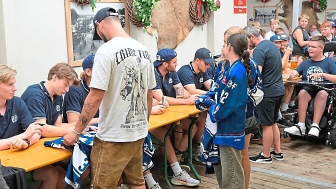 Geduldig erfüllen die Tigers Autogrammwünsche.