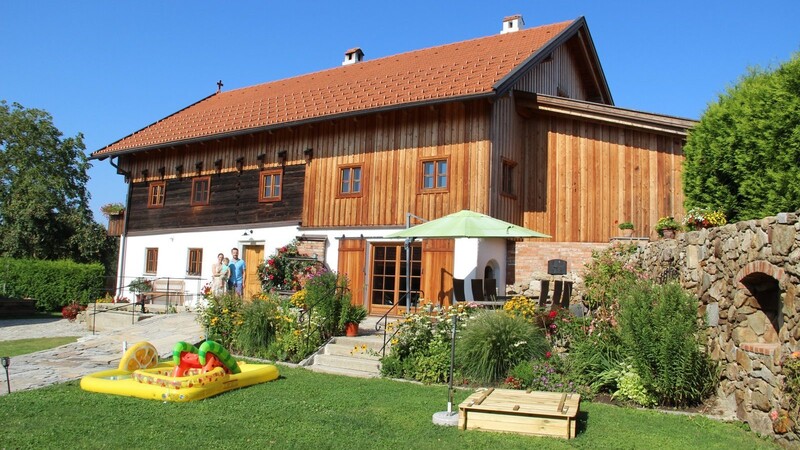 Diana und Thomas Mittermeier mit ihrer Tochter Charlotte vor ihrem sanierten Haus.