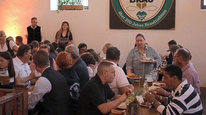 Am letzten Abend füllten sich das Brauereigewölbe und der Biergarten beim Dimpfl-Bräu nochmal mit vielen Gästen.