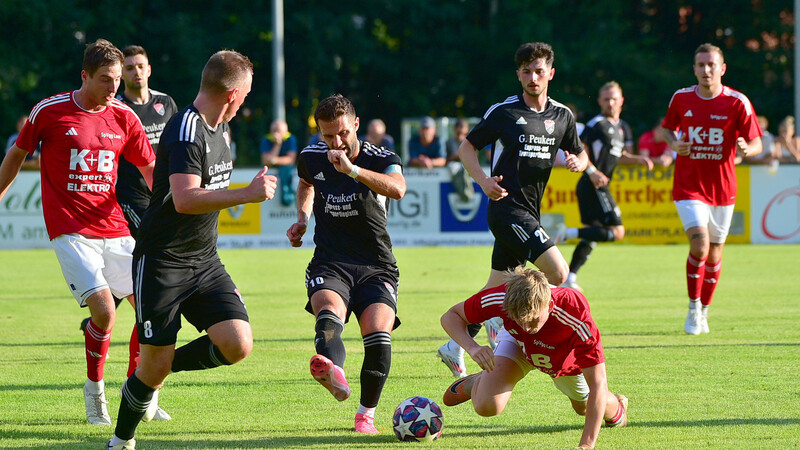 Christoph Beck (schwarz, 10), der Kapitän des TSV Seebach (hier im Spiel gegen die SpVgg Lam), war mit seinem Tor des Tages der Matchwinner bei der SpVgg Landshut.