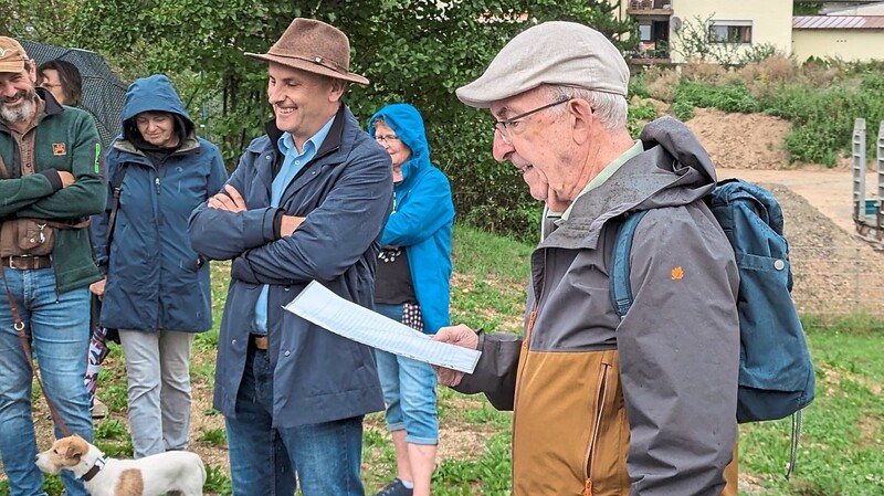 "Josef & Josef" - Josef Schütz (mit Hut) und Josef Schindler (rechts), führten die rund 60 Besucher diesmal zu "Gärten, Natur und anderen Kleinoden" der Stadt.