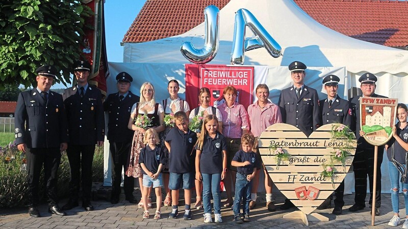 Gruppenfoto aller Beteiligten, im Bild 3. v. li. Lena Vogl neben ihren Eltern.