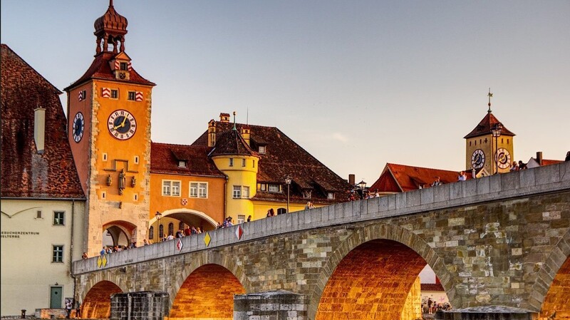 Die Steinerne Brücke in der Abendsonne.