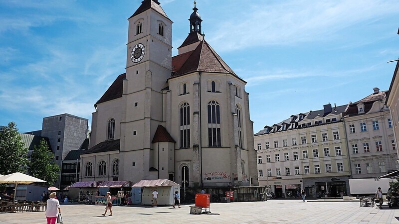 Eigentlich war die Neupfarrkirche größer geplant. Doch das Geld ging bald aus. Im Mittelalter existierte hier eine lebendige jüdische Gemeinde mit einer berühmten Talmudschule. Ein Pogrom bedeute das Ende.