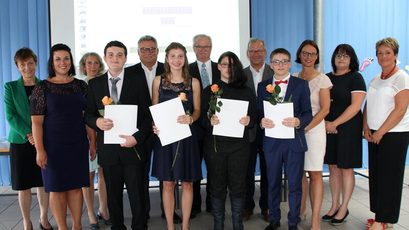 Rektorin Heidi Leidl, Klassenleiterinnen Nadja Weigl und Dagmar Herrnberger, zweiter Bürgermeister Helmut Kronfeldner, Schulverbandsvorsitzender Johann Gstettenbauer, Bürgermeister Rudi Seidenader, Konrektorin Beate Härtenberger sowie Andrea Altmann und Heidi Mühlbauer vom Elternbeirat mit den geehrten Klassenbesten Fabian Nirschl, Corinna Hastreiter, Faelen Butler und Linus Kirschsieper.