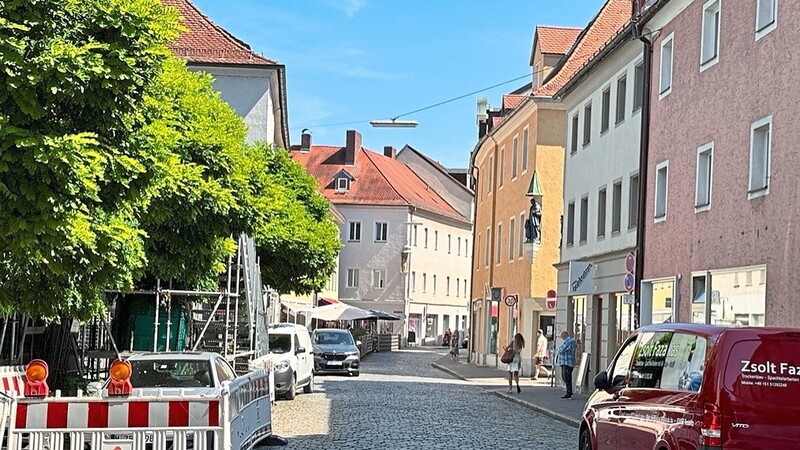 Autos, ein riesiges Gerüst und viele vage Ideen: Die Obermünsterstraße beschäftigt die Stadt seit vielen Jahren. Das Viertel soll aufgewertet werden.