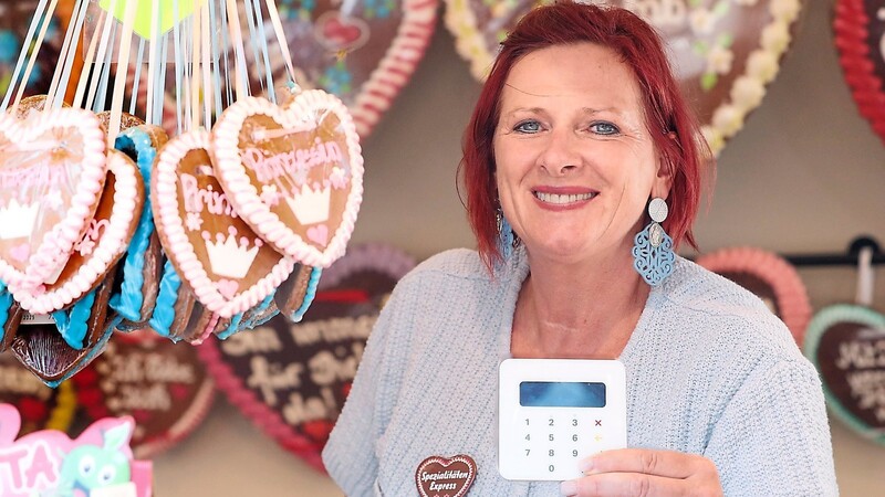 Daniela Margraf hat in ihrer "süßen Lokomotive" ein Lesegerät - man kann Mandeln, Lebkuchen und anderes also auch bargeldlos kaufen.