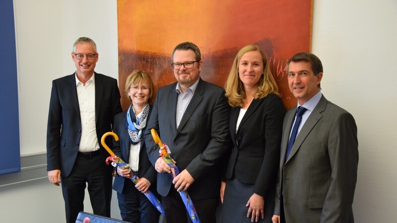 Bei einem rund einstündigen Kennenlerngespräch mit Oberbürgermeister Markus Pannermayr (links) haben sich (v.l.) die neue St.-Josef-Rektorin Birgit Bumes und der neue Ittling-Konrektor Daniel Stahl vorgestellt, mit dabei waren auch die zuständige Kulturamtsleiterin Marion Graf und Schulamtsdirektor Stephan Grotz.