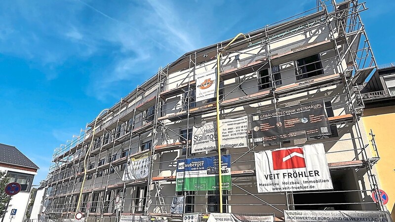 Die Außenfassade ist bereits fertig gestrichen. Das Gerüst soll in nächster Zeit abgebaut werden.