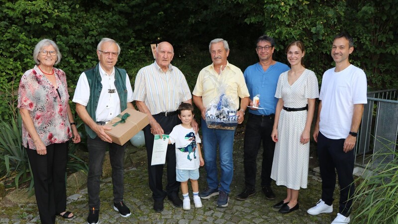 Albin Lang (Dritter von links) zusammen mit den offiziellen Gratulanten und der Familie seines Sohnes Philipp.