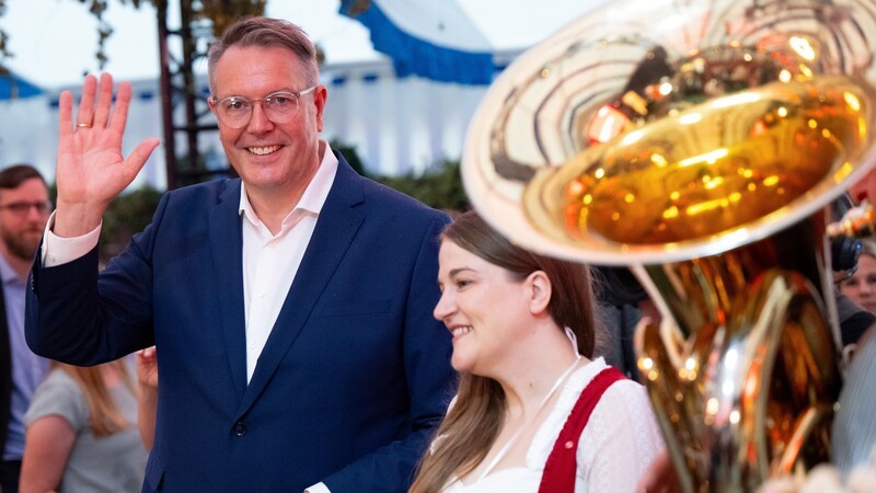 Ronja Endres und Alexander Schweitzer fordern ein Umdenken in der Asylpolitik. Foto: Sven Hoppe/dpaFoto: Sven Hoppe