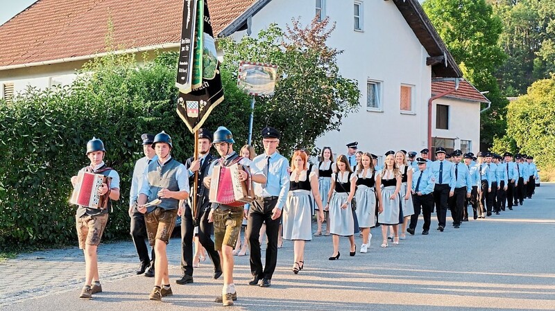 Mit eigener Musik ging´s durch das Dorf.