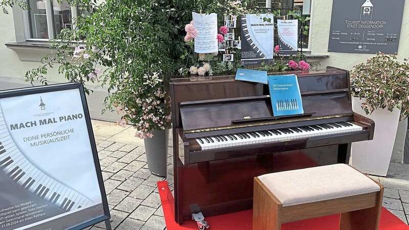 Den gesamten August über stand das Piano einladend dekoriert neben der Tourist-Information im Alten Rathaus zum Spielen bereit, was viele, egal ob Anfänger oder Profis, auch gerne nutzten.