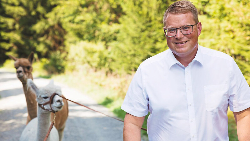 Holger Grießhammer mit den Alpakas Dankeschön und Geysir