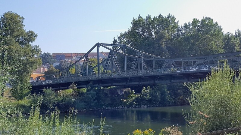 Die Isarbrücke wird voraussichtlich ab Frühjahr 2025 gesperrt - alle paar Jahrzehnte sei eine Grundsanierung nötig, so der Bürgermeister.