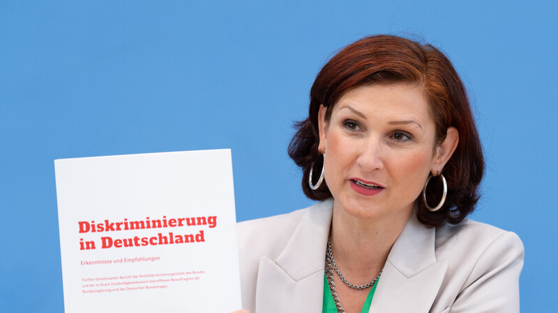 Ferda Ataman, Bundesbeauftragte für Antidiskriminierung, mahnt an, das gesellschaftliche Klima werde immer mehr von Hetze bestimmt. Die Wahlerfolge der AfD in Sachsen und in Thüringen zeigten dies.