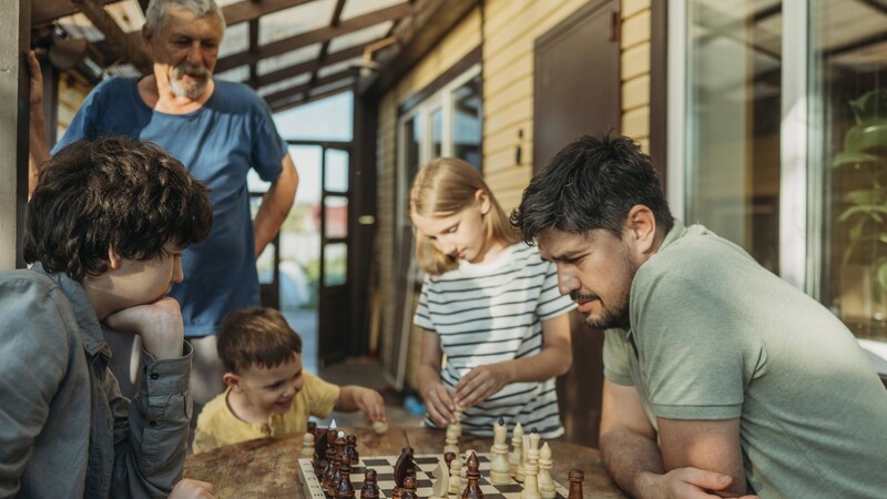 Der Kontakt zwischen verschiedenen Altersgruppen ist wichtig für die Entwicklung einer Stadt und ganz besonders für das Wohlbefinden der Bürger selbst. So bietet Wörth regelmäßig etwa Spielnachmittage für Senioren und Schüler im Bürgersaal an