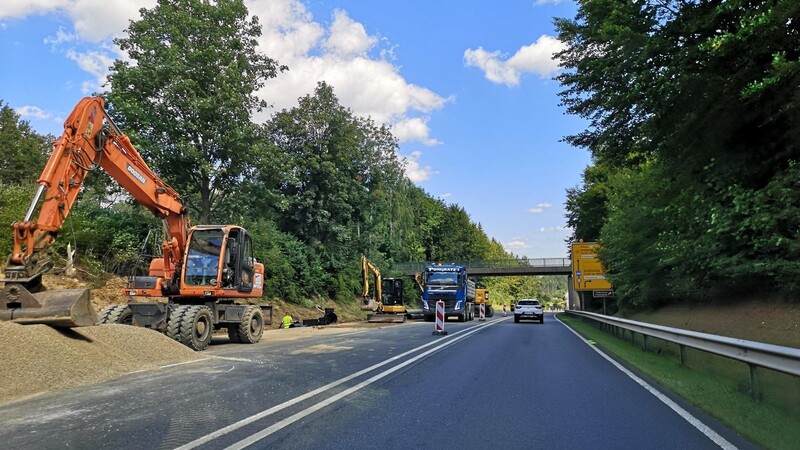 Fahrbahnsanierung auf der B20 zwischen dem Brückenbauwerk über die Bahnlinie und Arnschwang: Die Entwässerungsleitungen und die Bankette sowie die beiden Auf- und Abfahrtsäste Furth-Süd werden erneuert.