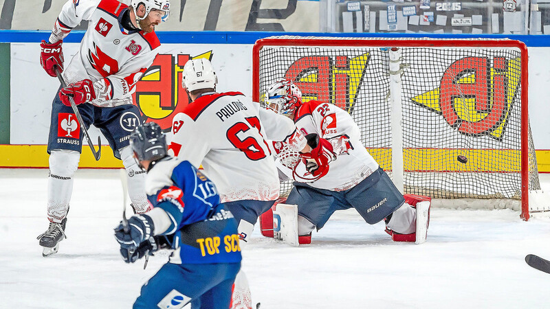 Unhaltbar für Pardubices Torhüter Roman Will schlägt der Puck kurz vor Schluss der CHL-Partie am Sonntagnachmittag nach einem Hammer von Marcel Brandt zum 3:2 für Straubing im Tor ein. Die Tigers bringen anschließend den dritten Sieg im dritten Heimspiel über die Zeit.