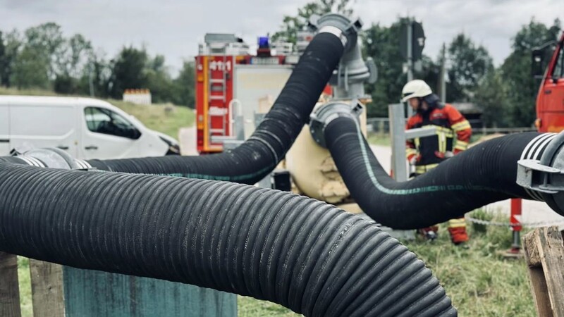 Am Isardamm an der Fischerstraße hat die Feuerwehr die Hochwasserschutzpumpe aufgebaut und in Betrieb genommen.