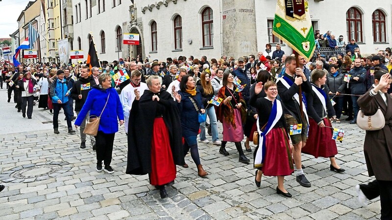 An die 300 Mitwirkende aus den einzelnen Dekanaten brachte die Erzdiözese München und Freising auf die Bühne. Dazu zwei Musikkapellen.