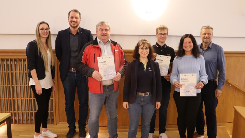 Freuen sich über die erfolgreiche Aktion: Pia Wimmer vom städtischen Kulturamt (v.l.), Bürgermeister Matthias Kohlmayer, Xaver Nürnberger von der Firma Horsch-Leeb, Manuela und Lukas Lehermeier von FTZ Lehermeier, Maria Pöschl und Umweltreferent Thomas Muncz.