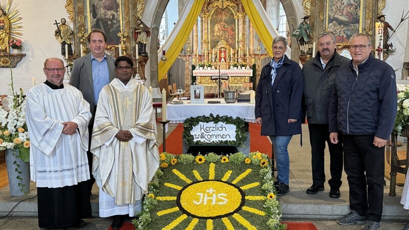 Ein herzlicher Empfang: Gemeindereferent Franz Strigl, Kirchenpfleger Christian Röhrl, Pater Joseph Santhappan, Pfarrgemeinderatssprecherin Claudia Pinzinger, Bürgermeister Johann Aumeier und dritter Bürgermeister Thomas Saurer (v. l.)