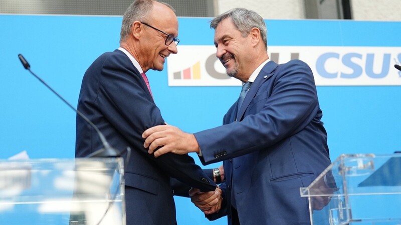 Friedrich Merz (l.) und Markus Söder tragen vor Medienvertretern in Berlin ihre Einigung vor.