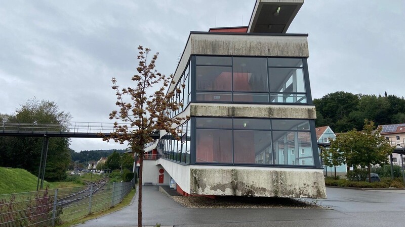 Massive Nässeschäden befinden sich am Aufgangsgebäude des Sinocur - obwohl es nur acht Jahre alt ist.