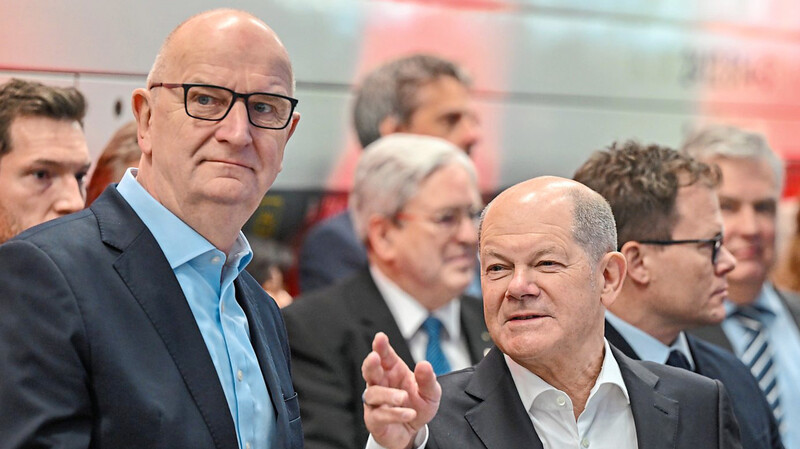 Brandenburgs Ministerpräsident Dietmar Woidke (l.) hat auf Wahlkampfhilfe durch Bundeskanzler Olaf Scholz verzichtet.